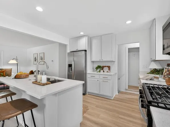 5554 N Navajo Ave, Glendale, WI 53217