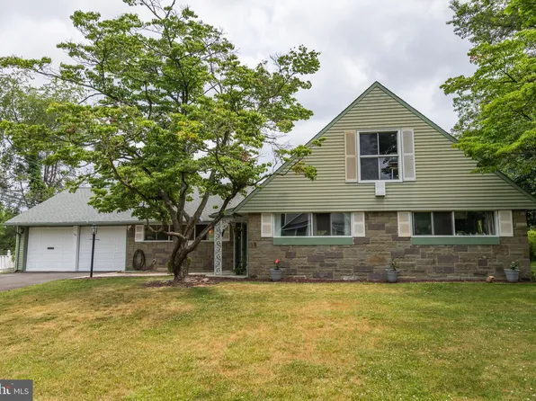 54 Firebush Rd, Levittown, PA 19056