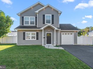 285 Magnolia Dr, Levittown, PA 19054