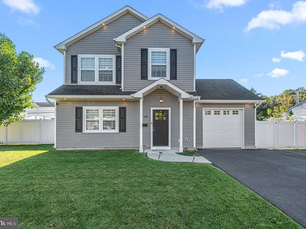 285 Magnolia Dr, Levittown, PA 19054