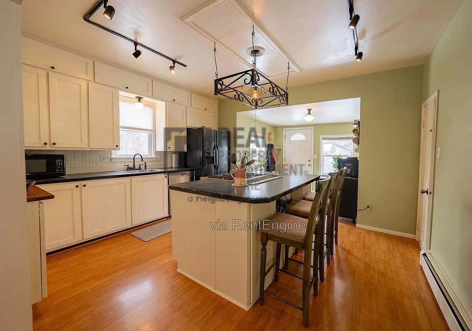 4 bed, 2.0 bath, 2367 sqft, $2,350 — Photo 4