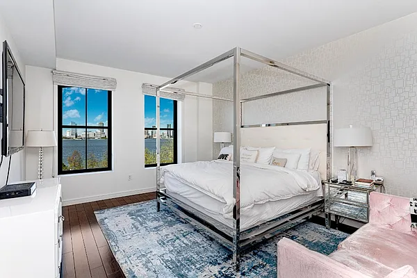 Sold by Living New York | media 4