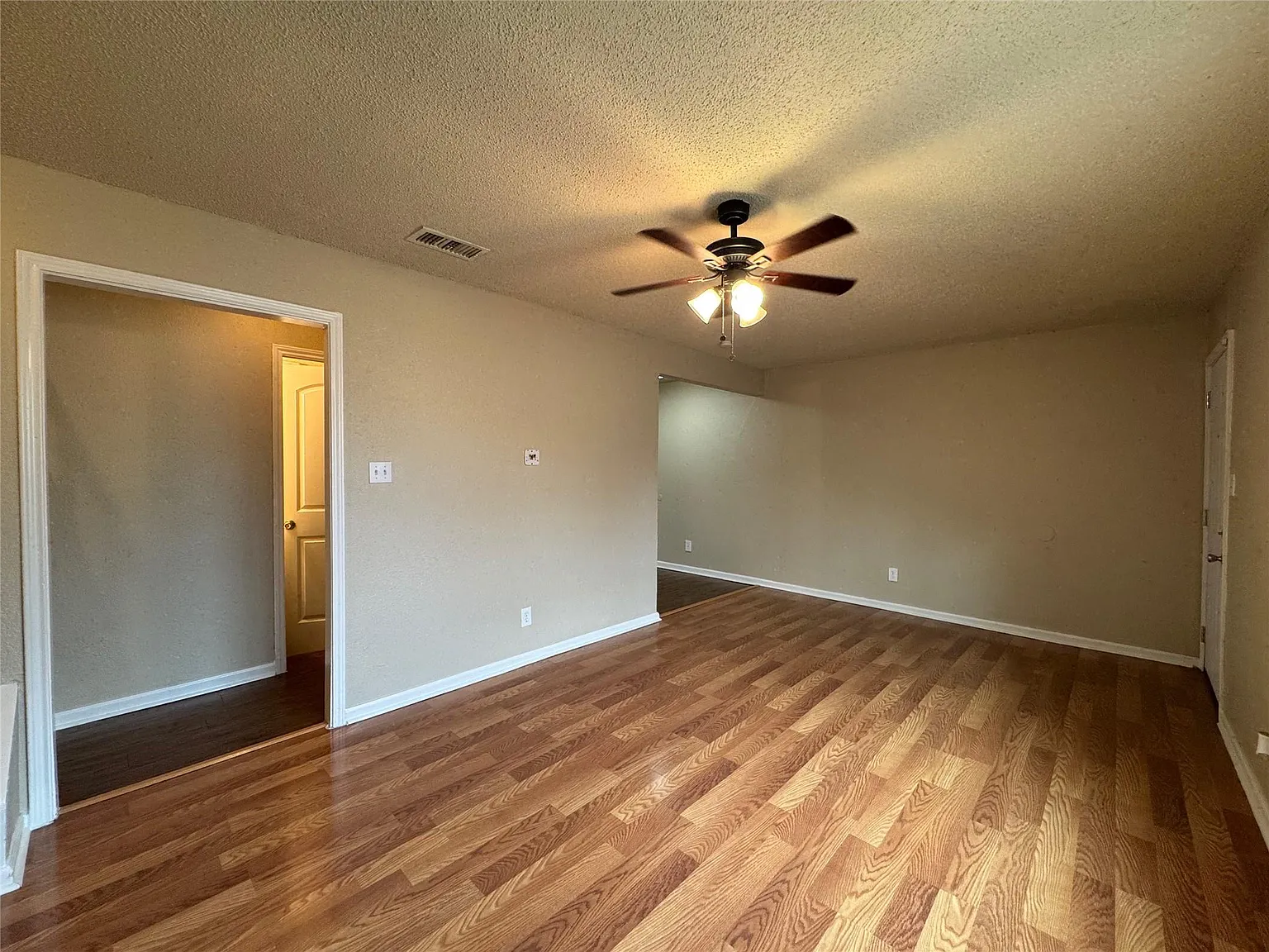 2 bed, 1.5 bath, 902 sqft, $1,358 — Photo 3