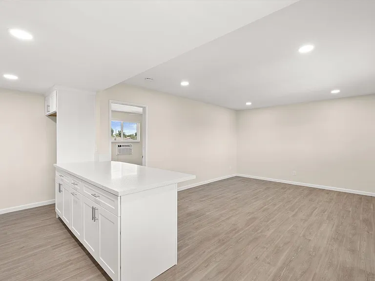 9139 - Jade Apts — Photo 26