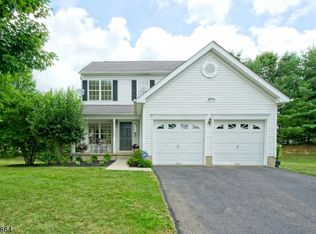 216 Austin Cir, Stewartsville, NJ 08886