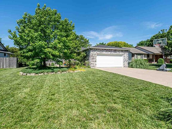 3rd image of 119 N Chapel Dr