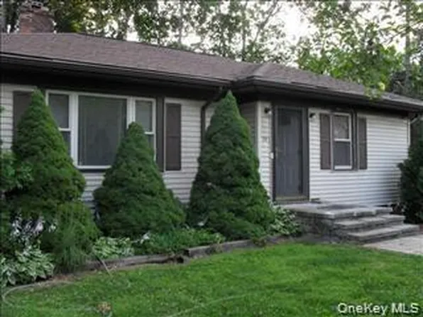 24 Schoolhouse Ln, Poughkeepsie, NY 12603