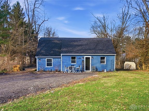 3rd image of 832 E Jackson Rd