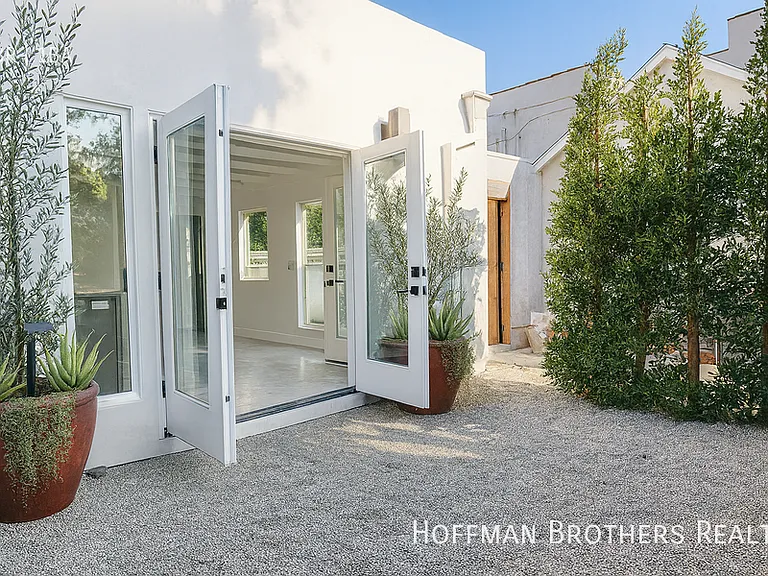 1249 1/4 N Beachwood Dr — Photo 3