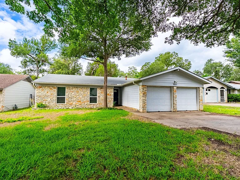 1001 Echo Ln — Photo 2