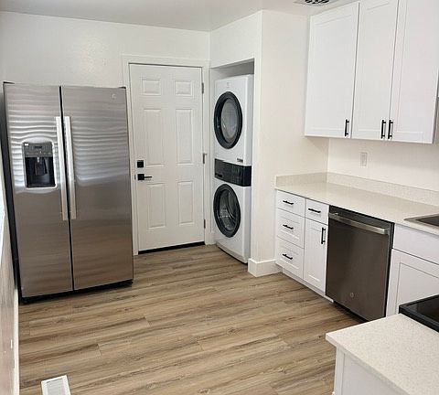 3rd image of 995 E Taylor St