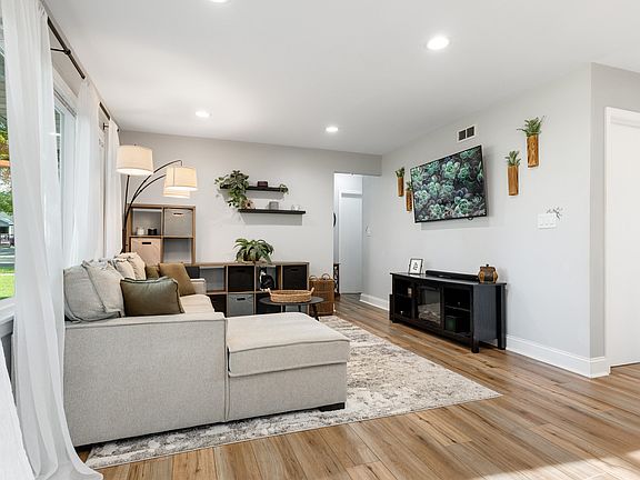 2nd image of 638 N Lombard Ave