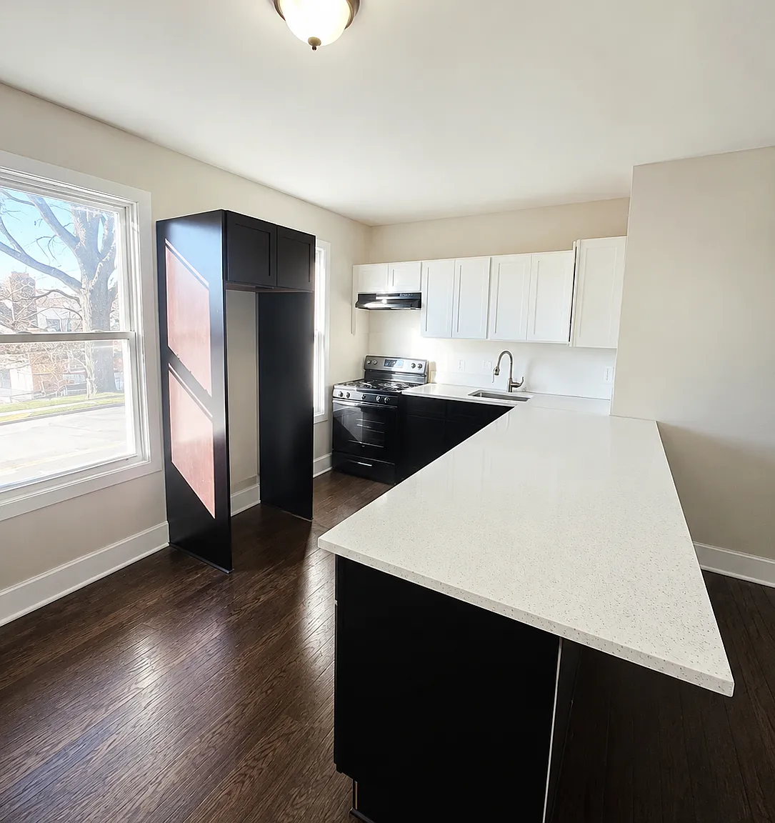 3 bed, 700 sqft, $1,900 — Photo 2