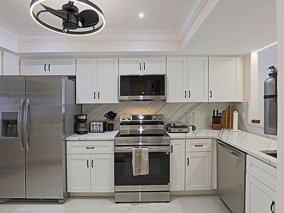 3rd image of 11921 Seabreeze Cove Ln