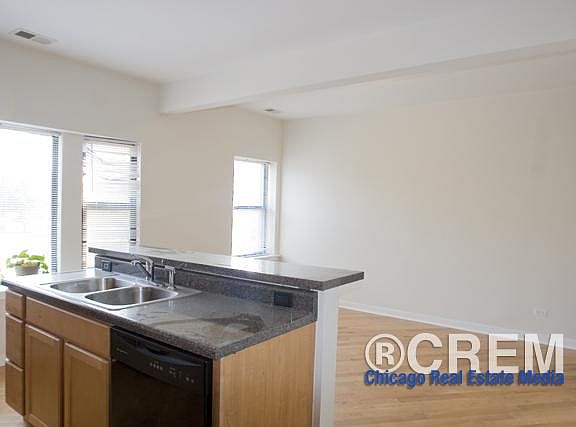 3rd image of 1522 W Howard St #2