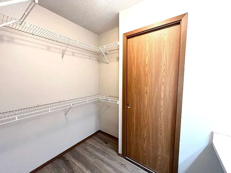 Oakridge Apartments — Photo 41