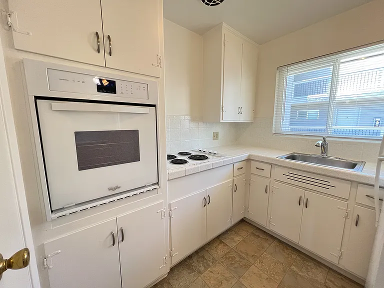 554 Walnut St #5 — Photo 10