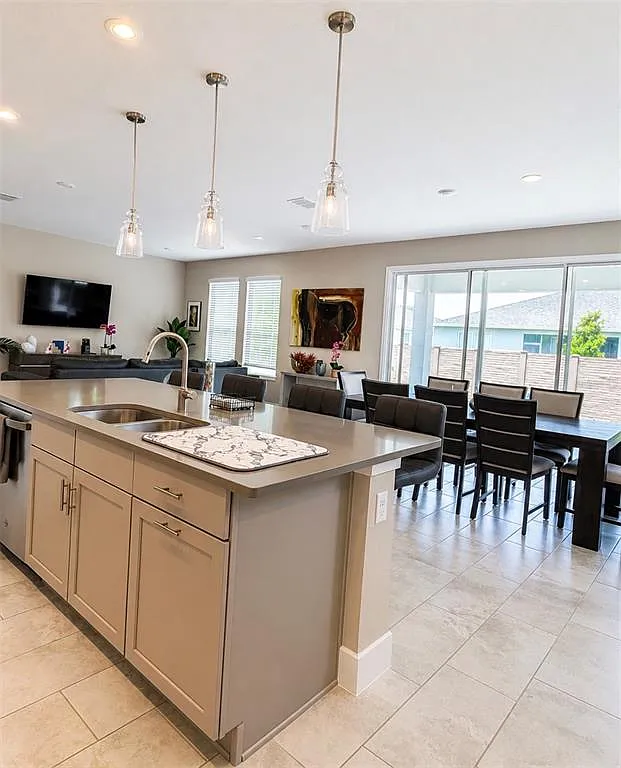 3 bed, 3.0 bath, 2362 sqft, $4,800 — Photo 4