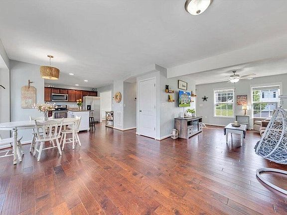 3rd image of 522 Cambridge Court Rd