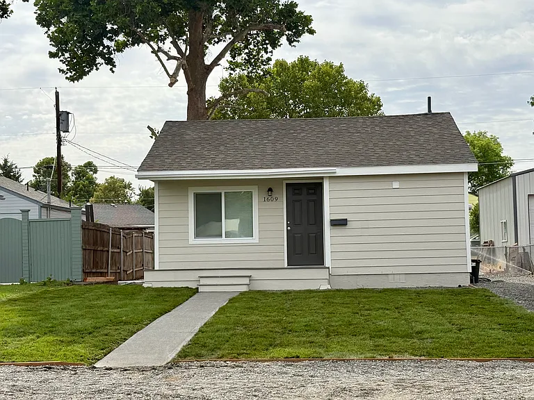 1609 Mahan Ave — Photo 1