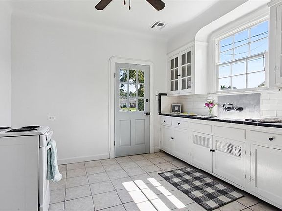 4th image of 422 Lebeau St