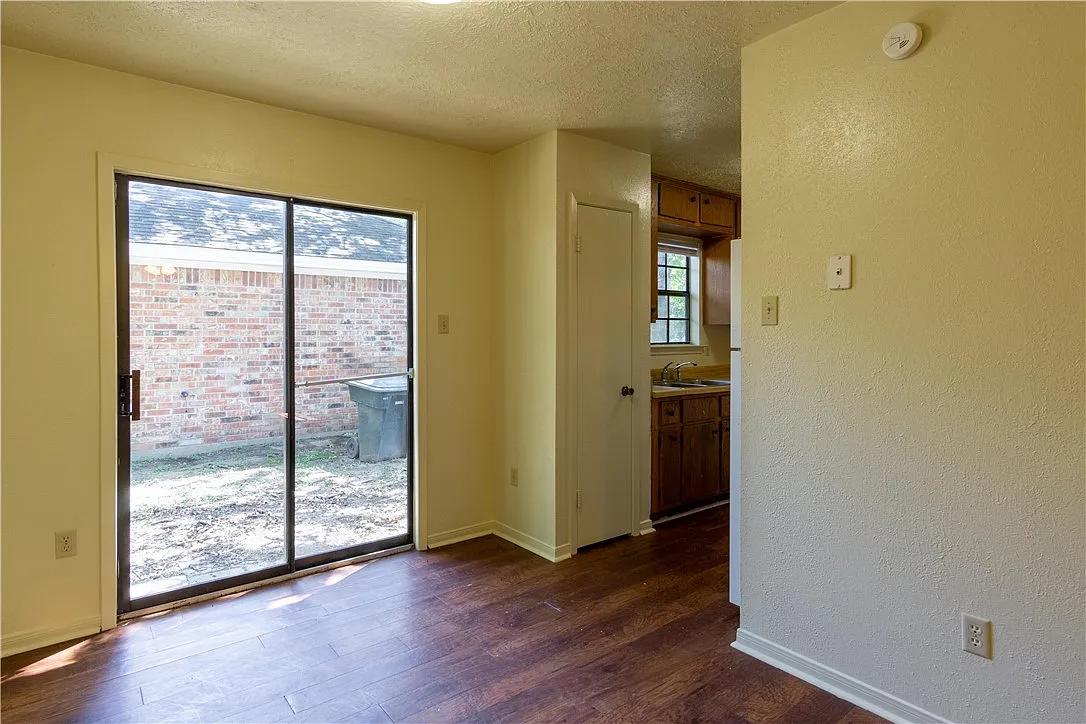 3 bed, 1093 sqft, $1,295 — Photo 4