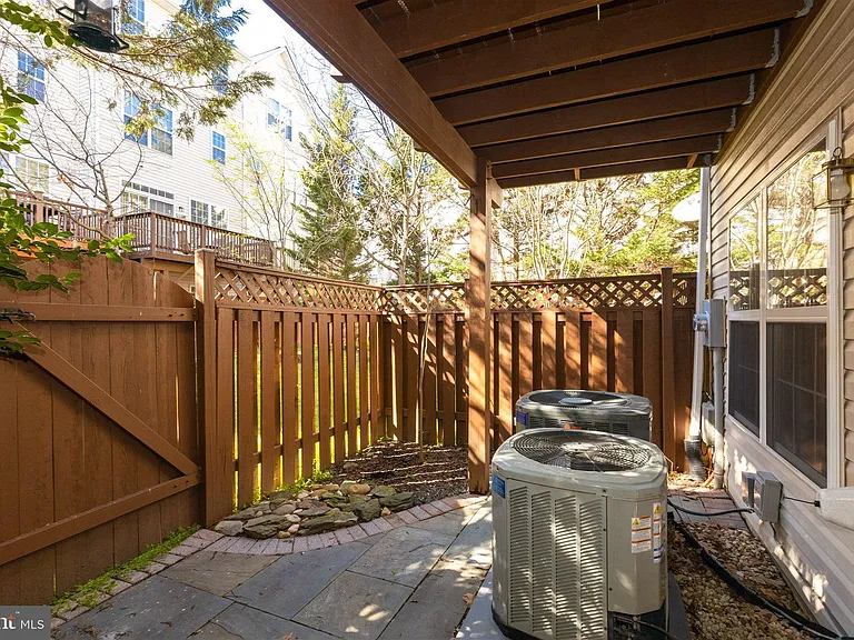 5140 Donovan Dr — Photo 34
