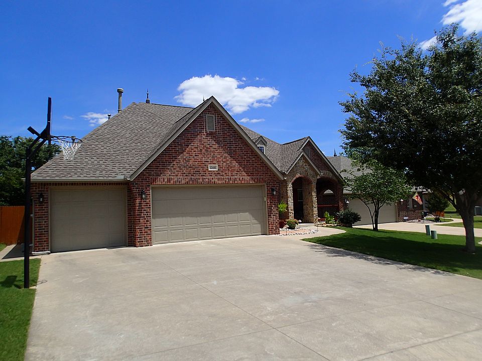 Fullsize 3 car garage