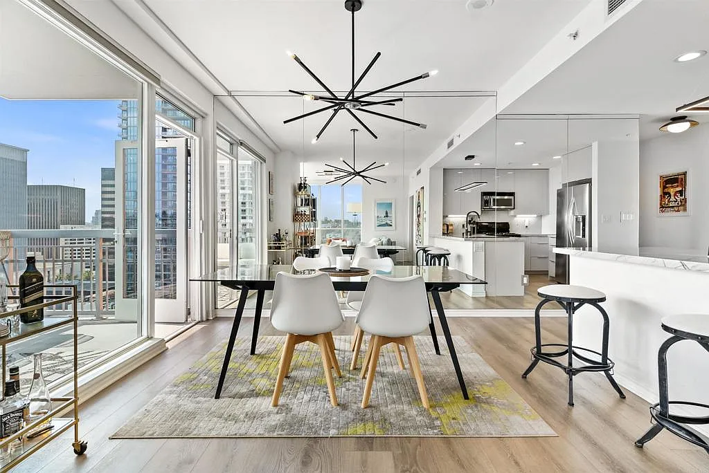 300 W Beech St — Photo 1
