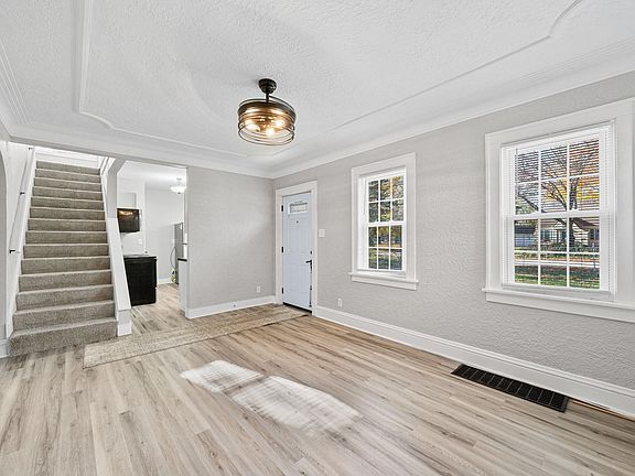 3rd image of 19528 Paxson Dr S