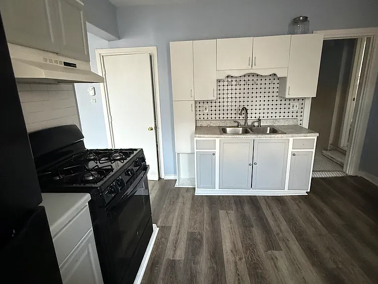 2101 S Marshall Blvd #1E — Photo 4