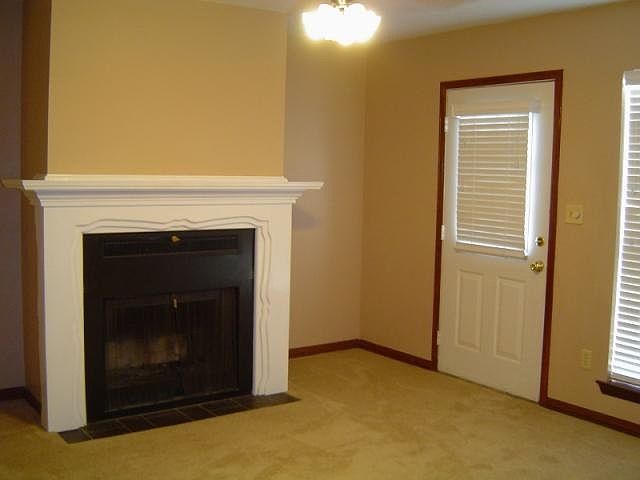 2nd image of 2919 Glen Dr