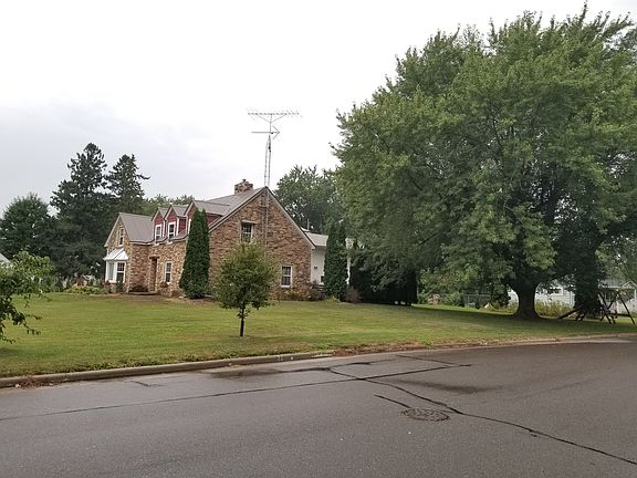 4th image of 208 E Division St