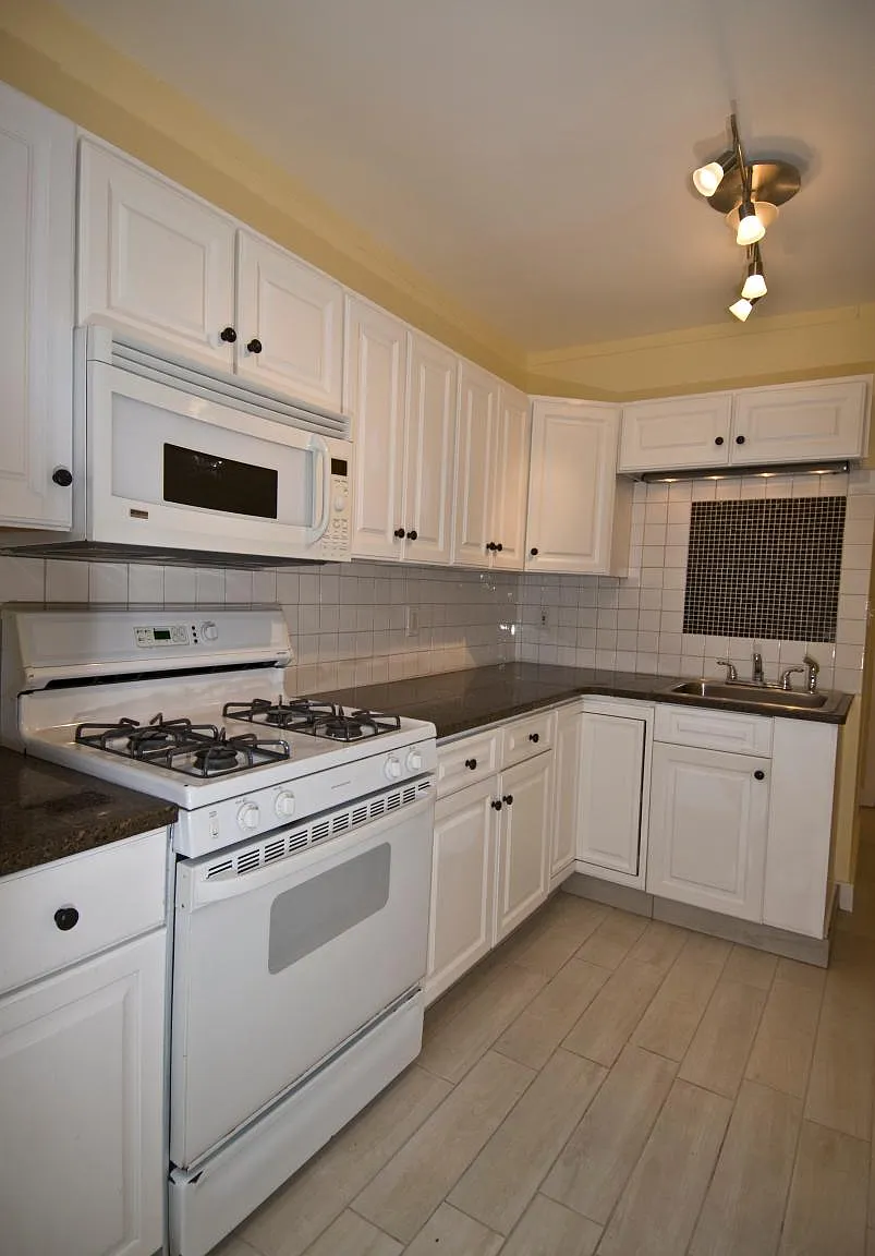 3 bed, 1050 sqft, $1,800 — Photo 1