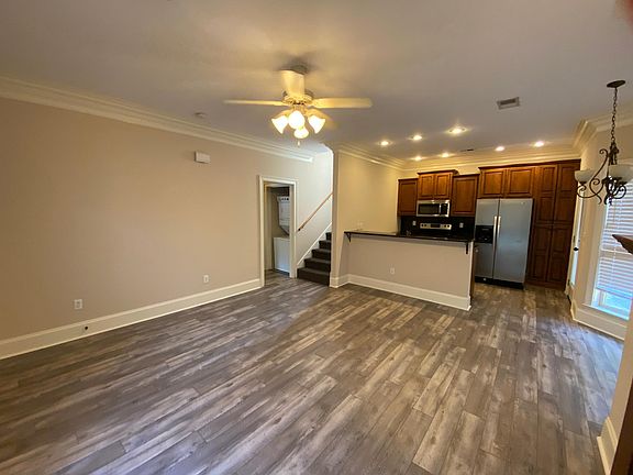 3rd image of 122 Falls Grove Dr