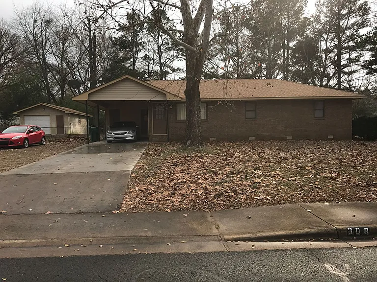 308 E Gum St — Photo 1