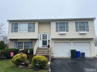 17 Constitution Dr, Howell, NJ 07731