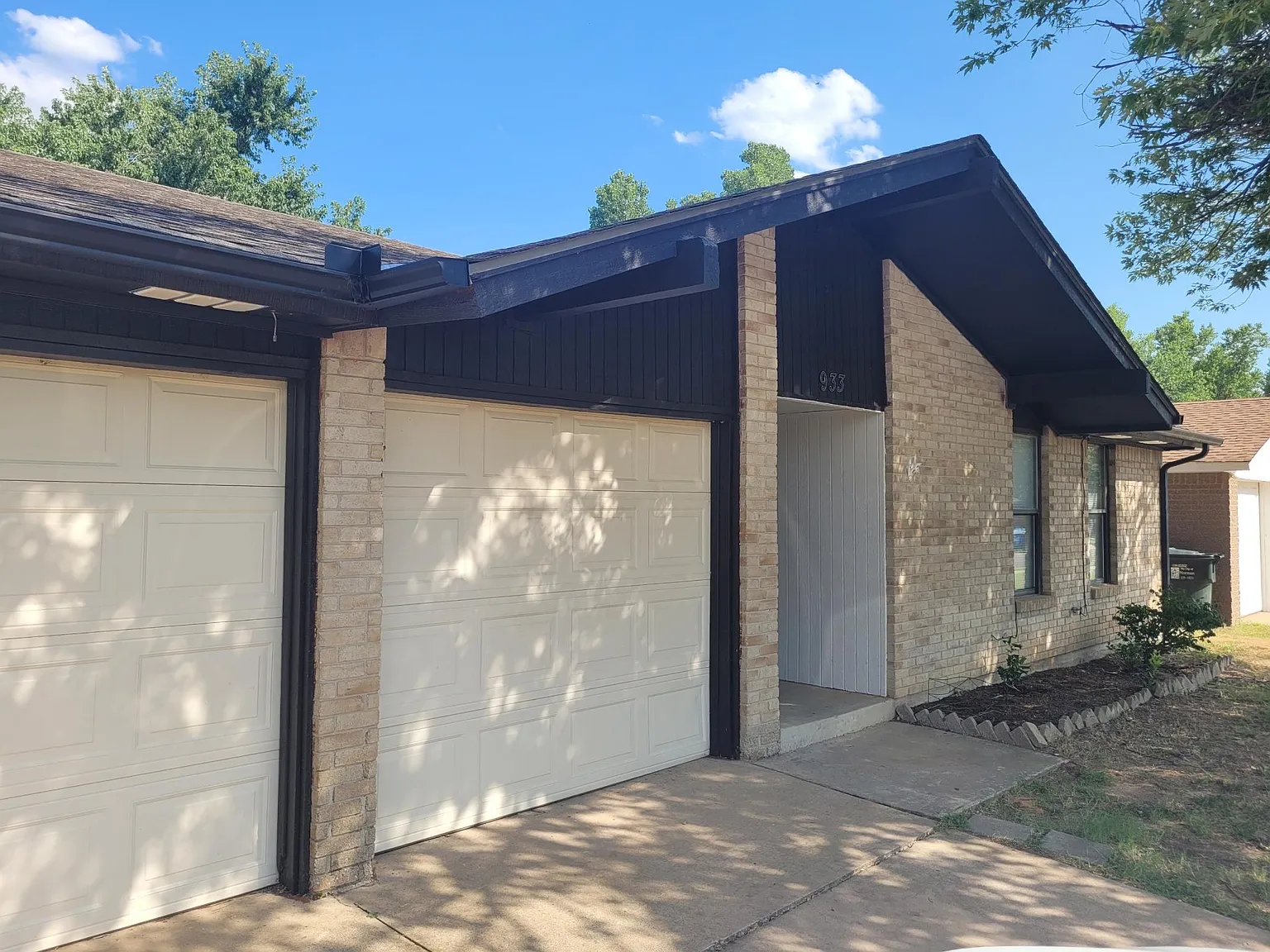 933 Branchwood Dr — Photo 2