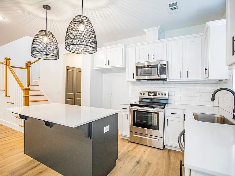 715 N Mount Olive St — Photo 8