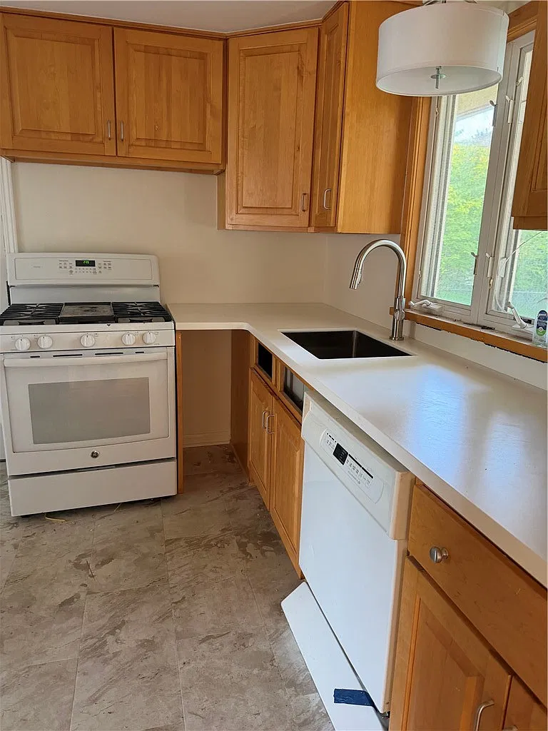 3 bed, 1.5 bath, 1447 sqft, $2,950 — Photo 3