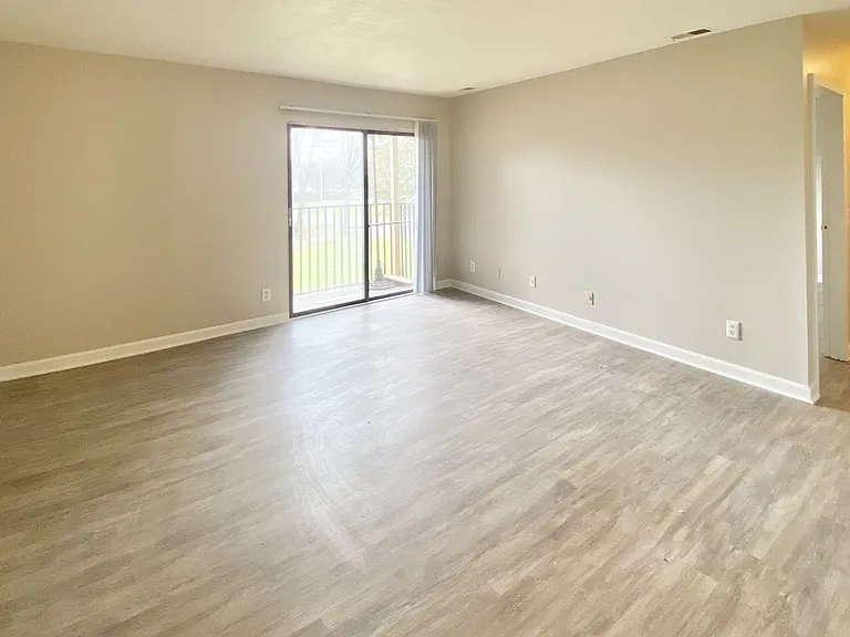 112 Menlo Dr — Photo 2