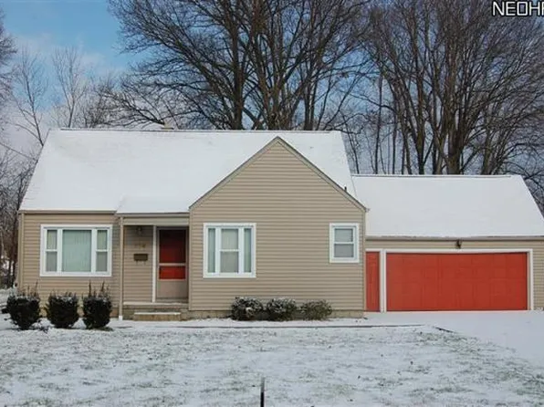114 Island Dr, Poland, OH 44514