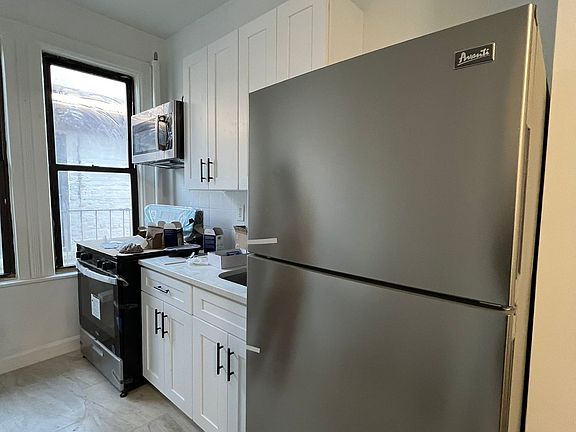 2nd image of 736 Noble Ave APT 2R