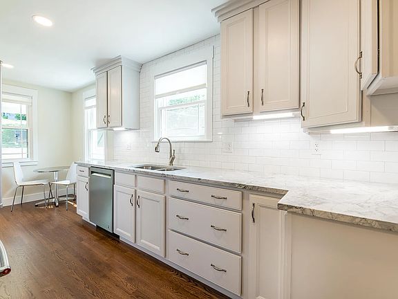 3rd image of 2212 Island Home Ave