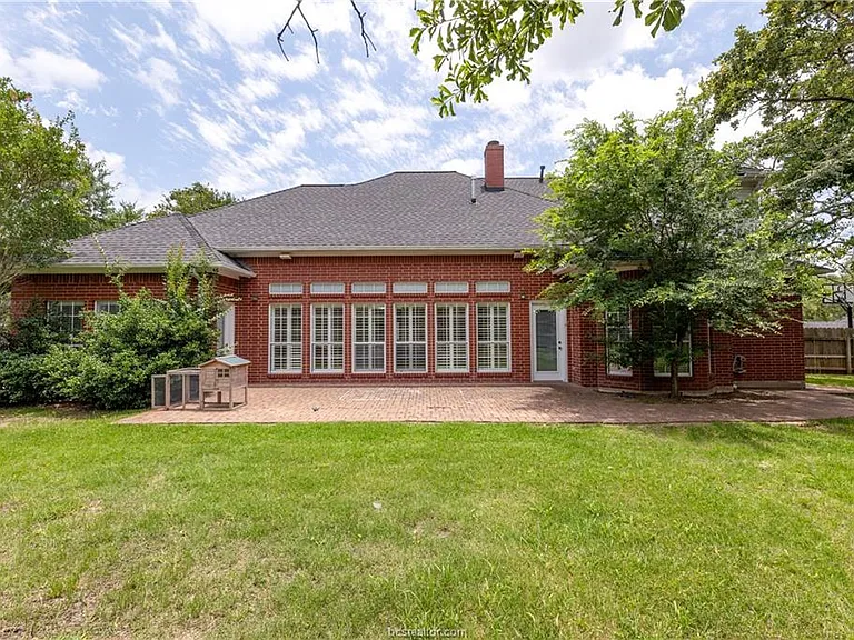 4601 Valley Brook Cir — Photo 32