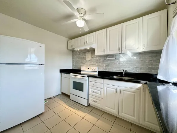 2696 Lake Shore Blvd W #16, Toronto, ON M8V 1G8