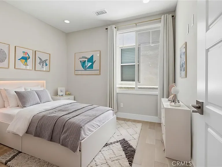 215 Carmine — Photo 18