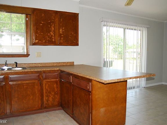 3rd image of 104 Ashford Ct