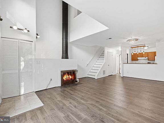 3rd image of 3914 Woodhue Pl