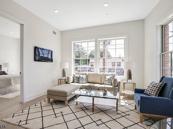 4th image of 256 Park St #306
